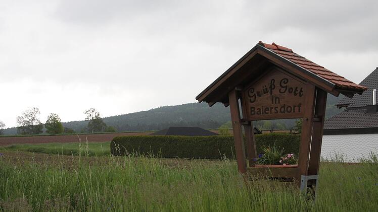 Rund eine halbe Million Euro kostet die Erschließung des Baugebiets Baiersdorf I unweit des Ortsteingangs (links im Bild), wo auf acht gemeindlichen und drei privaten Parzellen Häuser gebaut werden dürfen.  Foto: Stephan Stöckel