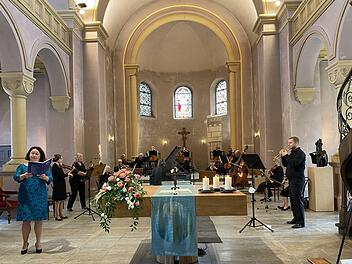 Bachs Kantate "Jauchzet Gott in allen Landen" in der Erlöserkirche mit dem Kammerorchester und den beiden Solisten Ilse Berner (Sopran) und Sebastian Saffer (Trompete) unter der Leitung von Jörg Wöltche (in Rückenansicht am Cembalo in der Mitte). Foto: Gerhild Ahnert