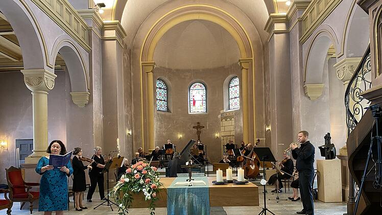 Bachs Kantate "Jauchzet Gott in allen Landen" in der Erlöserkirche mit dem Kammerorchester und den beiden Solisten Ilse Berner (Sopran) und Sebastian Saffer (Trompete) unter der Leitung von Jörg Wöltche (in Rückenansicht am Cembalo in der Mitte). Foto: Gerhild Ahnert