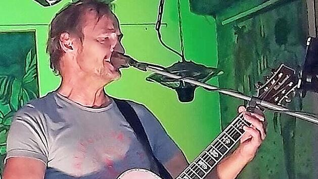 Bernd Meusel an der Gitarre