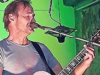 Bernd Meusel an der Gitarre