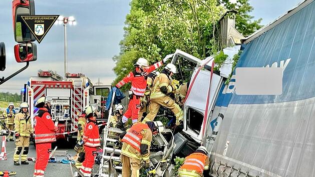 F&uuml;rth: Schwerer Lkw-Unfall auf S&uuml;dwesttangente - Trucker lebensgef&auml;hrlich verletzt
