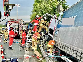 Fürth: Schwerer Lkw-Unfall auf Südwesttangente - Trucker lebensgefährlich verletzt