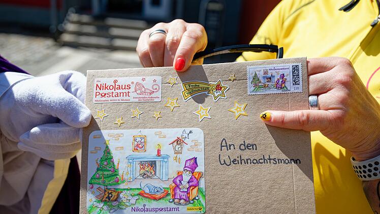 Postler radeln vom Nikolaus zum Weihnachtsmann
