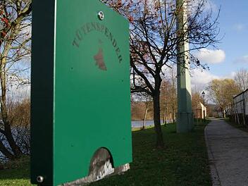 Auch die "Hundeklos" an der Mainlände in Eltmann haben nicht dazu beigetragen, dass die ärgerlichen Hundehaufen weniger geworden sind. Überall im Stadtgebiet sorgen die Hinterlassenschaften von Vierbeinern für Ärger, der bei der Bürgerversammlung in der Eltmanner Stadthalle deutlich artikuliert wurde. Foto: sw