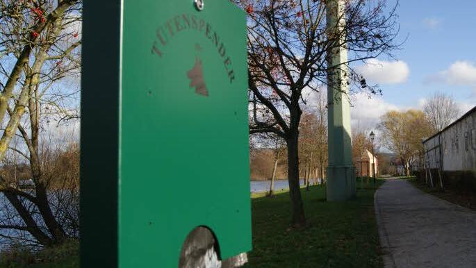 Auch die "Hundeklos" an der Mainlände in Eltmann haben nicht dazu beigetragen, dass die ärgerlichen Hundehaufen weniger geworden sind. Überall im Stadtgebiet sorgen die Hinterlassenschaften von Vierbeinern für Ärger, der bei der Bürgerversammlung in der Eltmanner Stadthalle deutlich artikuliert wurde. Foto: sw