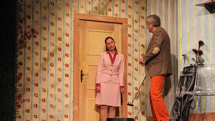 Barbara bespricht sich mit ihrem Anwalt. Foto: Sonja Adam