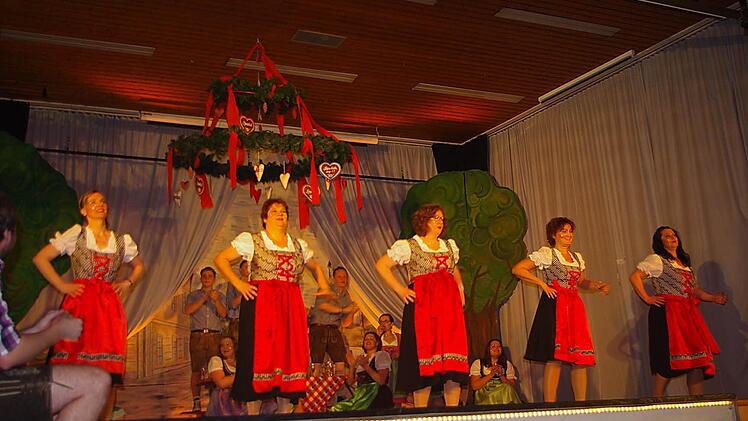 Das "Herzstück der Lufos" präsentierte einen bunten Reigen oberbayerischer Tradition mit Musik und Tanz. Foto: Heike Schülein