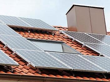 Auf vielen Hausdächern sind bereits Photovoltaikanlagen installiert. Sie erzeugen Strom aus der Sonne. Das Umweltbildungszentrum veranstaltet einen Expertentag zum Thema Solarenergie. Foto: Sibylle Seidl-Cesare/Archiv