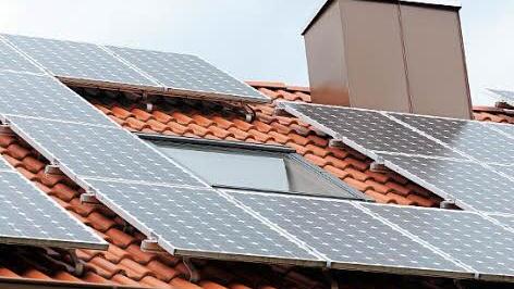 Auf vielen Hausdächern sind bereits Photovoltaikanlagen installiert. Sie erzeugen Strom aus der Sonne. Das Umweltbildungszentrum veranstaltet einen Expertentag zum Thema Solarenergie. Foto: Sibylle Seidl-Cesare/Archiv