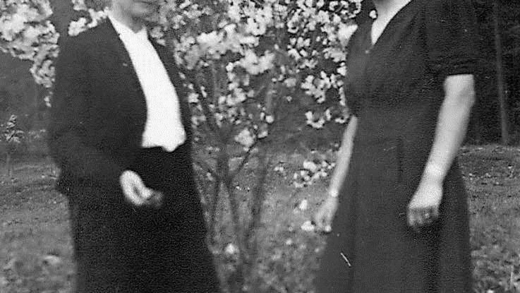 Die Rostersdorfer Gräfinnen Erica und Erdmuthe 1946 in Drosendorf  Aus dem Archiv von Klaus Leder, Repro: Franze