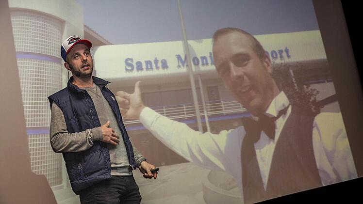 Der Versuch von Michael Wigge mit seiner Butler-Kleidung als "Air-Tramper" Nordamerika zu verlassen scheiterte am Flughafen von Santa Monica bei Los Angeles, der überwiegend von Geschäftsleuten in Anspruch genommen wird. Foto: Rene Ruprecht