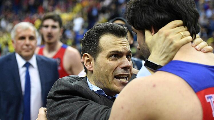 Moskaus Dimitri Itoudis umarmt seinen Spielmacher Milos Teodosic. Für den Griechen ist es der erste Euroleague-Titel als Headcoach, für Teodosic der erste als Spieler. Im Hintergrund Fenerbahce-Trainer Zeljko Obradovic, der die Euroleague schon achtmal gewonnen hatte, davon fünfmal mit Itoudis als Assistenztrainer. Foto: Soeren Stache/dpa