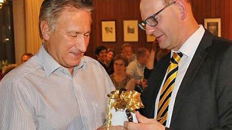 Bürgermeister Thomas Stadelmann (rechts) würdigte Hans Schumm für seine Leistungen und übergab ein Geschenk an ihn.  Foto: Klaus Schmitt
