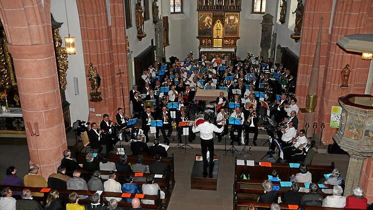 Die Stadtpfarrkirche Ebern war bei dem Konzert voll besetzt.