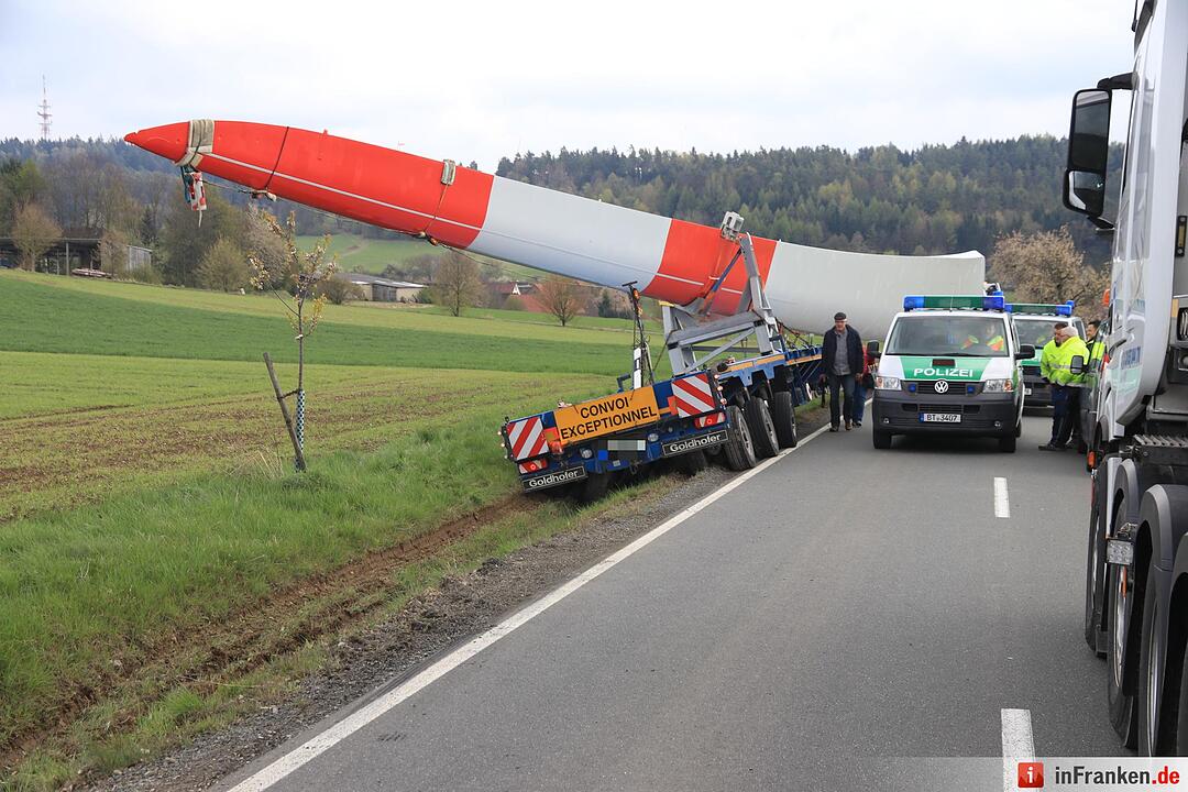 Schwertransport mit Windradflügel landet bei Thurnau im Graben