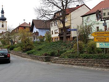 Die Stützmauer in der Ortsmitte wird die erste Baumaßnahme der 2018 beginnenden Ortskernsanierung sein.Evi Seeger