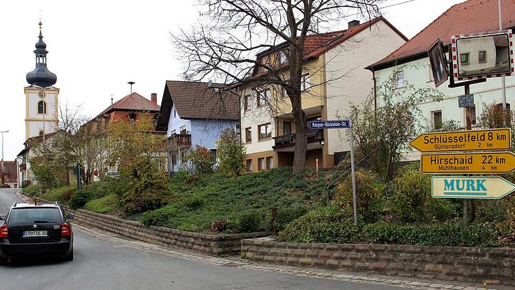 Die Stützmauer in der Ortsmitte wird die erste Baumaßnahme der 2018 beginnenden Ortskernsanierung sein.Evi Seeger