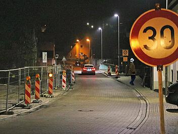 Die Ludwigstraße in Poppenlauer ist wieder befahrbar, der Dorfplatz aber noch  Baustelle. Eigentlich sollten die Arbeiten  abgeschlossen sein. In der Bürgerversammlung wurde das Thema angeschnitten und auch kritisiert, dass vielfach "Tempo 30" nicht eingehalten wird. Foto: Dieter Britz