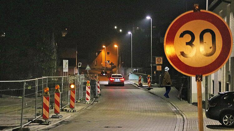 Die Ludwigstraße in Poppenlauer ist wieder befahrbar, der Dorfplatz aber noch  Baustelle. Eigentlich sollten die Arbeiten  abgeschlossen sein. In der Bürgerversammlung wurde das Thema angeschnitten und auch kritisiert, dass vielfach "Tempo 30" nicht eingehalten wird. Foto: Dieter Britz