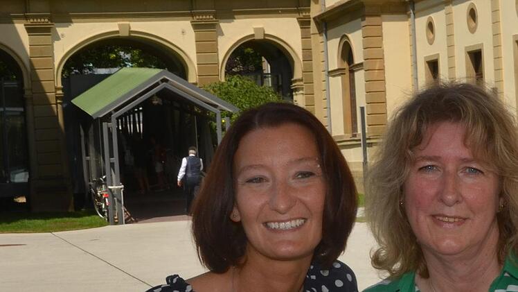 Marina und Brigitte, zwei Nüdlingerinnen ließen sich von einem beidhändig arbeitendem Spaßzeichner portraitieren.