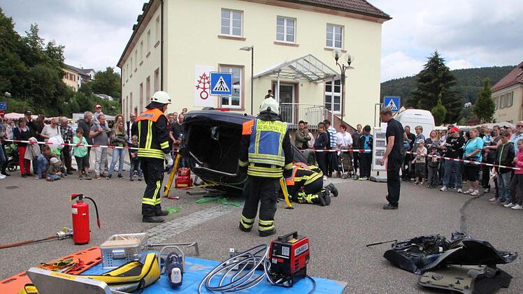 Die Freiwillige Feuerwehr zeigte eine spektakuläre Übung. Foto: Ulrike Müller