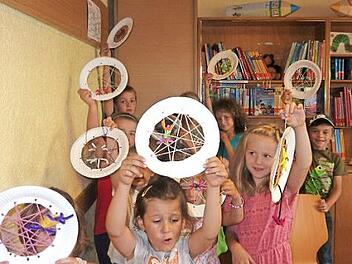 Die Kinder mit ihren selbstgebastelten Spinnennetzen. Foto: Barbara Seufert