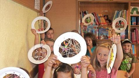 Die Kinder mit ihren selbstgebastelten Spinnennetzen. Foto: Barbara Seufert