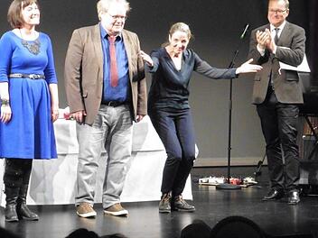 Nina Lorenz (2. v. r.) freut sich über den Kulturförderpreis der Stadt Bamberg, von OB Andreas Starke (r.) überreicht. Mit auf dem Bild die TiG-Urgesteine Heidi Lehnert und Stephan Bach.  Foto: Rudolf Görtler