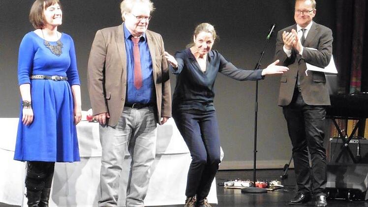 Nina Lorenz (2. v. r.) freut sich über den Kulturförderpreis der Stadt Bamberg, von OB Andreas Starke (r.) überreicht. Mit auf dem Bild die TiG-Urgesteine Heidi Lehnert und Stephan Bach.  Foto: Rudolf Görtler