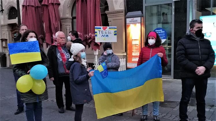 : Bis zu 100 Teilnehmer aller Altersgruppen hatten sich zur Solidaritätskundgebung für die Ukraine auf dem Bad Kissinger Marktplatz versammelt. Foto: Sigismund  von Dobschütz
