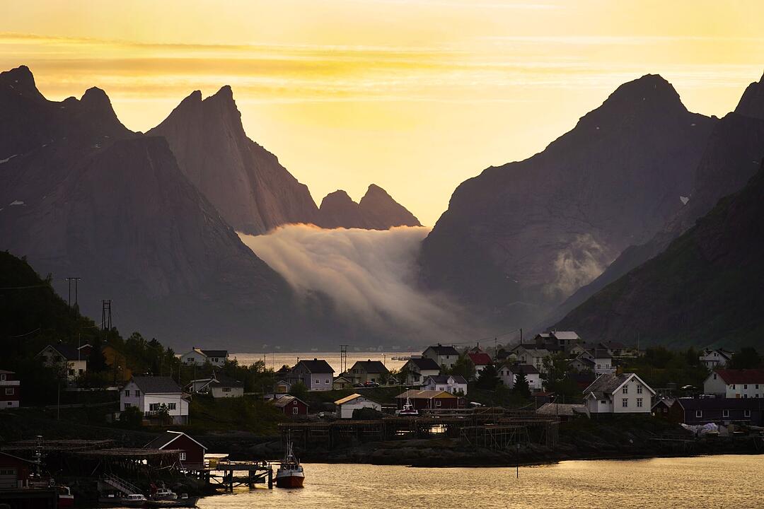 Fog Reine Lofoten foto Christine Baglo visitnorway.com Nebel Reine Lofoten foto Christine Baglo visitnorway.com   The fog from the sea is coming in over the mountains of the fishing village of Reine in Lofoten. The midnight sun is shining behind the mountains. Der Nebel vom Meer zieht über die Berge des Fischerdorf Reine auf den Lofoten. Die Mitternachtssonne leuchtet hinter den Bergen.  Schlüsselwörter Lofoten, Sommer, Mitternachtssonne, Reine, Fischerdorf, Keywords Lofoten, summer, midnight sun, reine, fishing village,