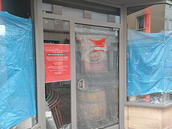 Geschäftsfassade mit einem Schild des "Il Peperoncino". Im Schaufenster hängt eine rote Abschiedsbotschaft, umgeben von blauer Abdeckung. Das Restaurant schließt am 30.04.2025.