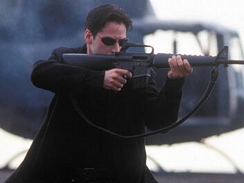 Wehende M&auml;ntel, halsbrecherische Martial-Arts-Fights und spektakul&auml;re Spezialeffekte - "Matrix" mit Keanu Reeves in der Hauptrolle bietet genug von alldem.