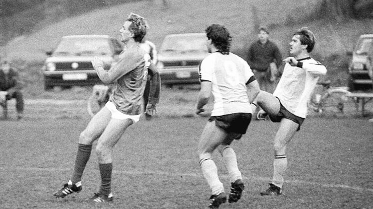 Szene aus dem Spiel des SV Riedenberg gegen den VfB Burglauer (2:2).