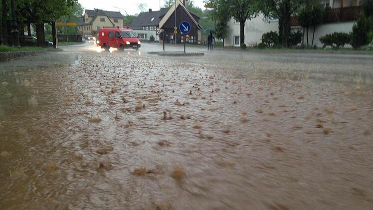 Wassermassen ergossen sich auf dioe Straßen. Fotos: Marcus Führer