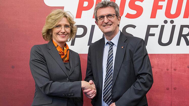 Der Verhandlungsführer der bayerischen IG Metall, Jürgen Wechsler und die Arbeitgeber-Verhandlungsführerin Angelique Renkhoff-Mücke schütteln sich in München die Hand. IG Metall und Arbeitgeber haben sich am frühen Mittwochmorgen auf einen neuen Tarifvertrag für die Metall- und Elektroindustrie geeinigt. Damit ist ein Streik in der Branche mit ihren bundesweit 3,7 Millionen Beschäftigten abgewendet. Foto: Marc Müller dpa