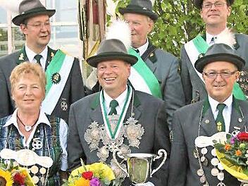 Die neue Regentschaft der Coburger Schützen (von links): 1. Ritterin Gerlinde Hielscher, Schützenkönig Manfred Florschütz und 2. Ritter Frank Reinhardt. Im Hintergrund die dreiköpfige Eskorte der Traditionsfahne. Foto: Simone Bastian