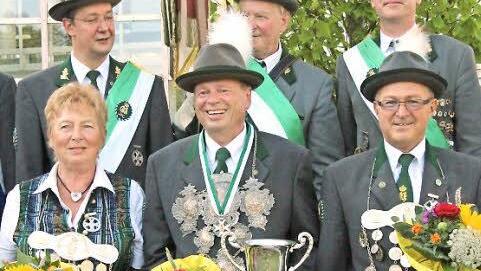 Die neue Regentschaft der Coburger Schützen (von links): 1. Ritterin Gerlinde Hielscher, Schützenkönig Manfred Florschütz und 2. Ritter Frank Reinhardt. Im Hintergrund die dreiköpfige Eskorte der Traditionsfahne. Foto: Simone Bastian