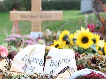 Die Blumen am Grab welken schon. Bei der Beerdigung drückten viele Leute der Familie ihr Beileid aus.  Foto: Ulrike Müller