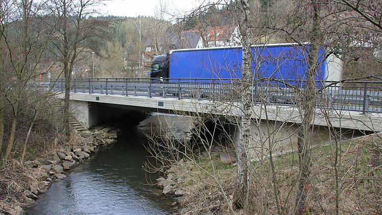 Die Wilde Rodach fließt unter der Bundesstraße hindurch Richtung Schnappenhammer.