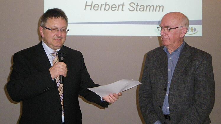 1. Vorsitzender Dieter Seban (links) würdigt die Verdienste von Herbert Stamm. Dieser erhielt für 50-jährige Mitgliedschaft eine Urkunde sowie die Nadel in Gold. Foto: Regina Rinke