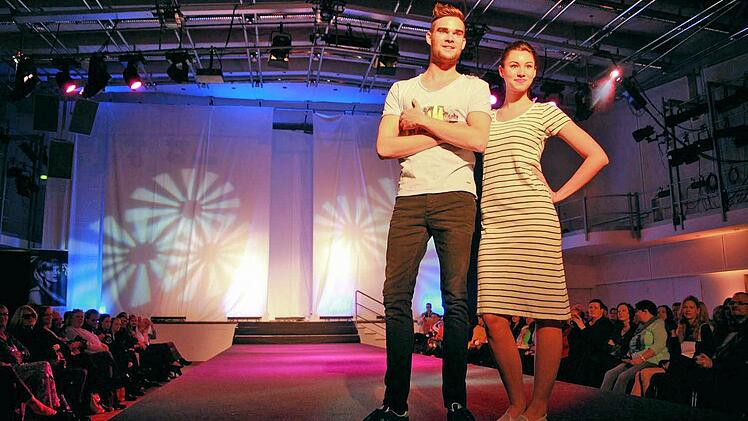 Schrilles, Buntes und Elegantes auf dem Catwalk. Foto: Merzbach