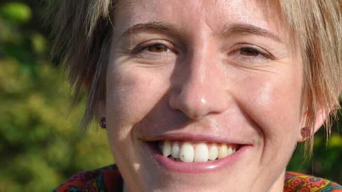 Anne Schmidt, die Ehefrau (29) von Torhüter Holger und Schwester von Florian Aign leitet die Tanzgruppe bei der SpVgg: "Manchmal ist Fußball schon etwas ungerecht, einen Punkt hätten wir verdient gehabt. Die Ausfälle waren aber zu viel und als unser Trainer auch noch raus musste, war es kaum zu schaffen. Mein Holger hat beim Gegentor klasse pariert, durch Pech fällt dem Schützen das Ding nochmals vor die Füße."