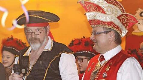 2136 Freibeuter Erwin Miller mit Sitzungspräsident im Unruhestand Dieter Seban bei seiner Ode an die trassenfreie Rhön.