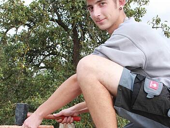 Nico Friedrich lernt den Beruf des Maurers. An seinem Job schätzt er vor allem die Abwechslung. Denn kein Tag ist wie der andere: Mit Hoch- und Tiefbau hat er genauso zu tun, wie mit Bausanierung und Straßenbau. Fotos: Carmen Schmitt