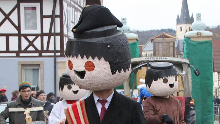 Die Playmobil-Figuren aus Vierzehnheiligen sorgten in Uetzing für heiterkeit - im Hintergrund der Wagen mit den verhüllten Türmen der Basilika. Foto: Matthias Einwag