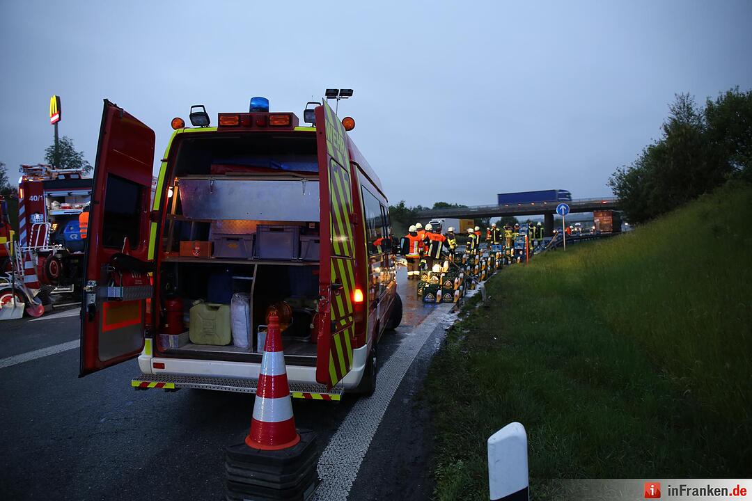 Ladungssicherung bei Getraenkelaster unzureichend - Lkw verliert etwa 200 Bierkaesten auf der Autobahn