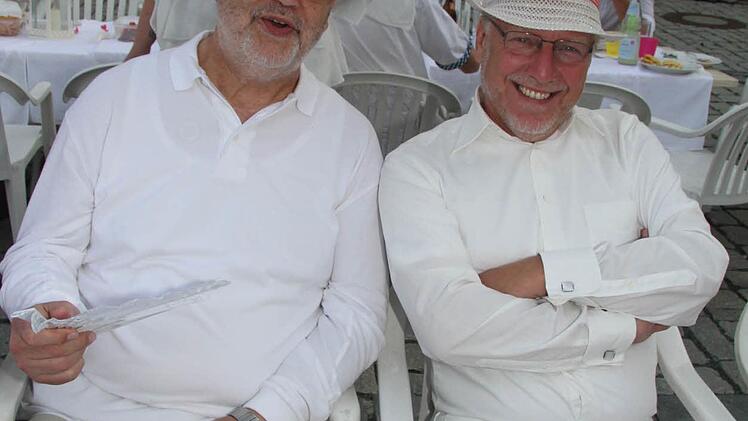 Der kleinste Stammtisch der Welt: Franz Schübel und Reinold Kolb durften beim Diner en blanc nicht fehlen . Foto: Sonny Adam