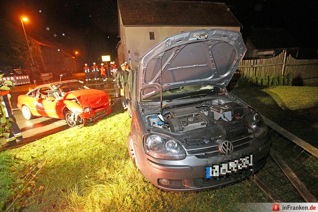 Feuerwehr muss Mitfahrer nach Vorfahrtsunfall befreien